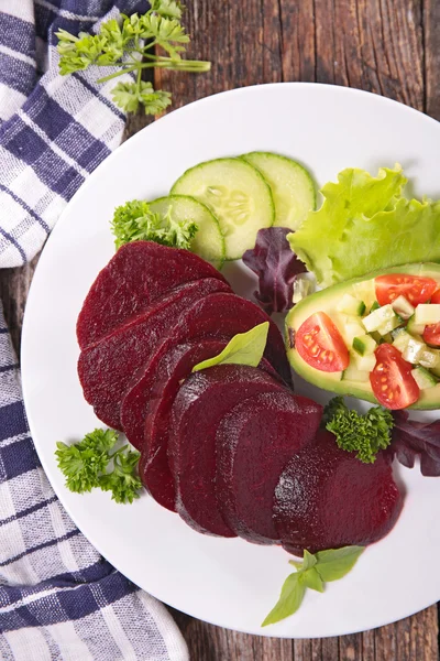 Rode bieten salade met avocado — Stockfoto