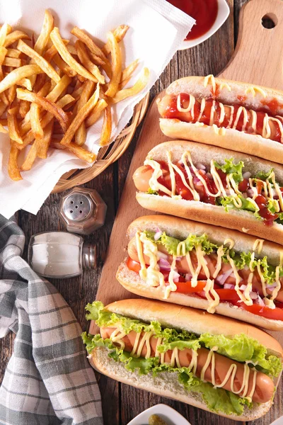 Hot Dogs und Pommes — Stockfoto