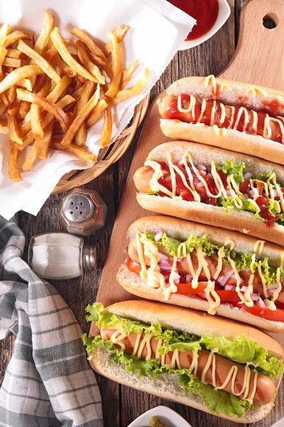 Cachorros quentes e batatas fritas — Fotografia de Stock