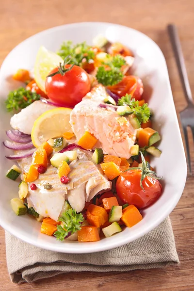 Filet de poisson aux légumes — Photo