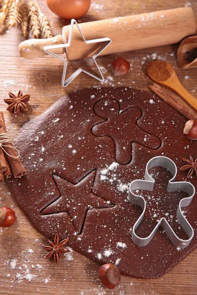 Bakken van gember kerstkoekjes — Stockfoto