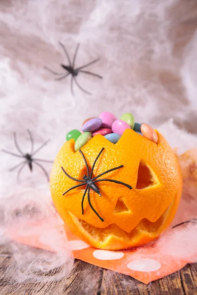 Decorazioni di Halloween, arancione con caramelle — Foto Stock