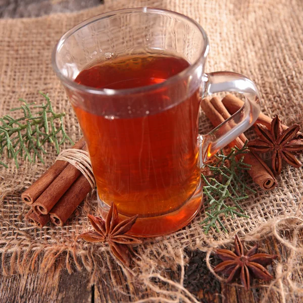 Red tea and cinnamon — Stock Photo, Image