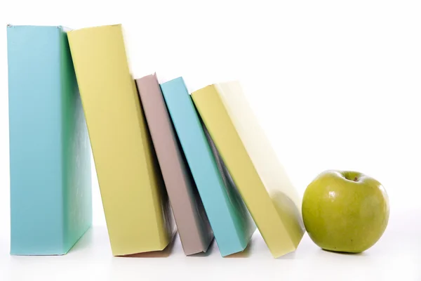 Bücher und Apfelkomposition — Stockfoto
