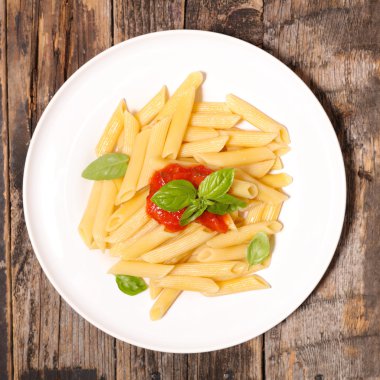 domates soslu makarna ve fesleğen.