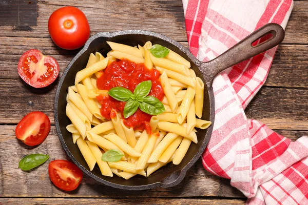 Massa com molho de tomate e manjericão — Fotografia de Stock