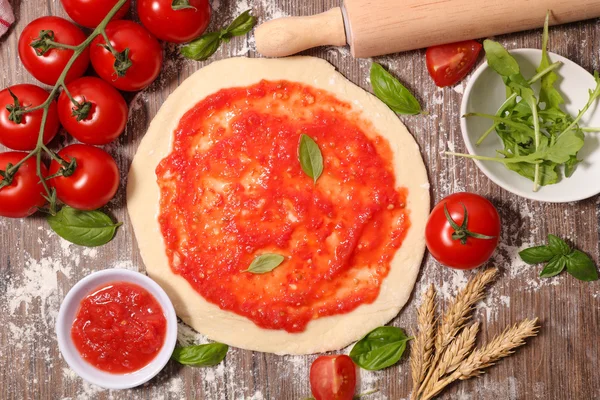 Pasta per pizza e ingredienti — Foto Stock