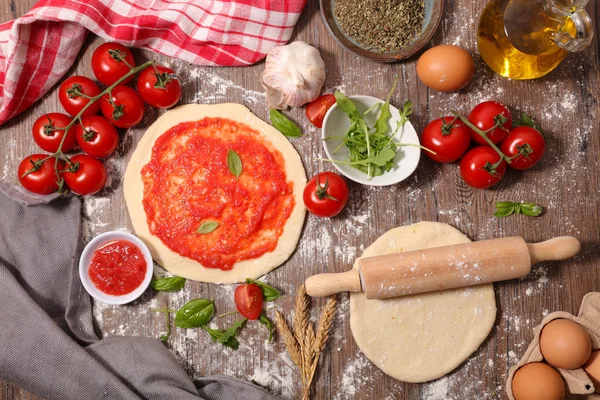 Pasta per pizza e ingredienti — Foto Stock