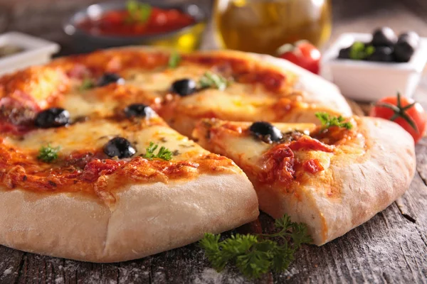 Pizza com molho de tomate — Fotografia de Stock