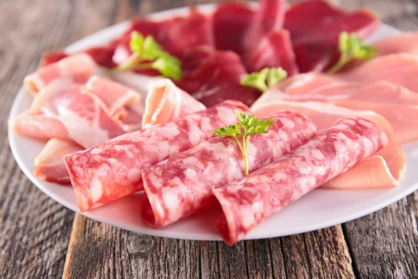 Ассорти мяса и колбасы — стоковое фото