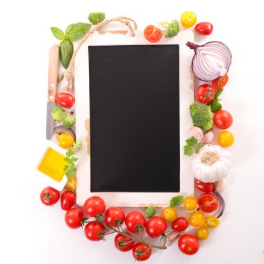 çiğ sebze ve yazı tahtası