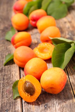 tatlı taze kayısı