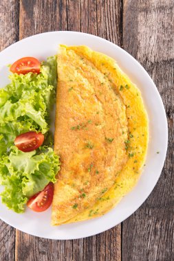 omlet ve taze salata