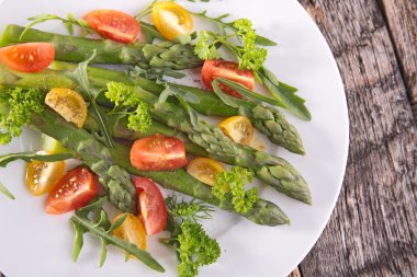 Taze kuşkonmaz domates ile