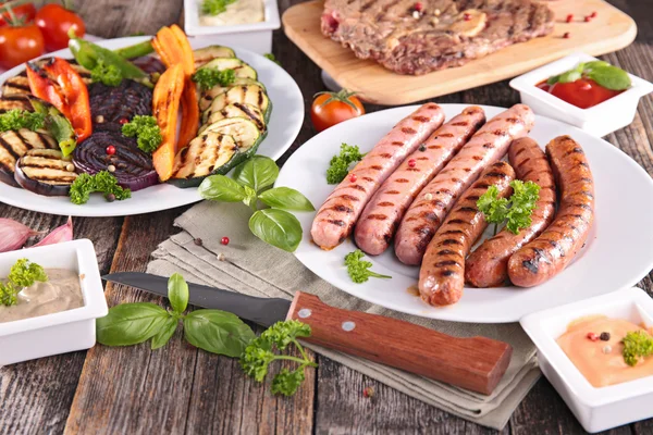 Различные барбекю с мясом и овощами — стоковое фото