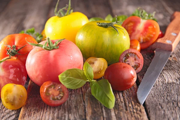 Kolorowe pomidory surowe — Zdjęcie stockowe