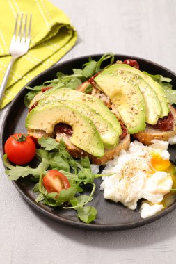 haşlanmış yumurta ile avokado tost