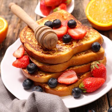 Fransız tost çilek ile  