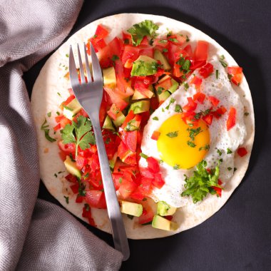 fajita yumurta ve sebze ile