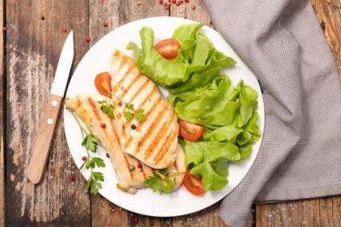 Izgara tavuk göğsü ve salata