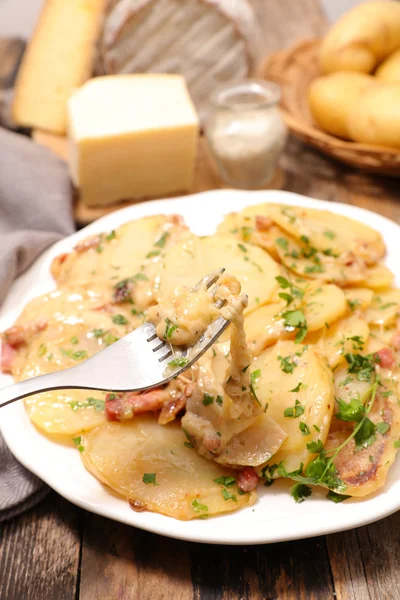 Pommes de terre au bacon et fromage — Photo