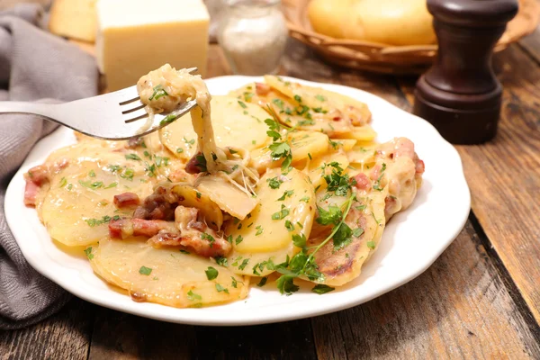 Patates sosis ve peynir ile — Stok fotoğraf