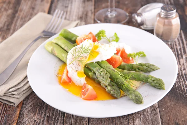 Asparagus with poached egg — Stock Photo, Image
