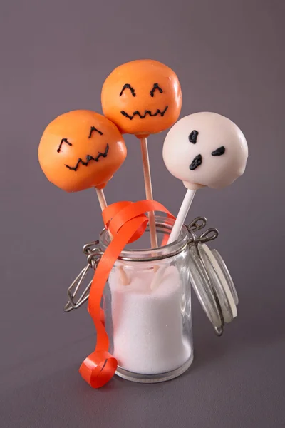 Popcakes, lízátka s Halloween dekorace — Stock fotografie