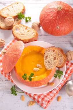 ekmek ile kabak çorbası