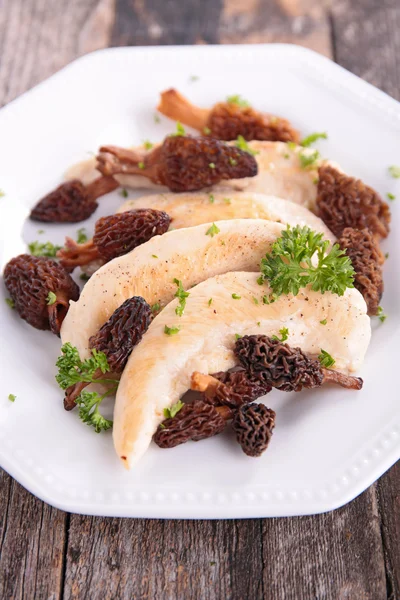 Chicken breasts with morels — Stock Photo, Image