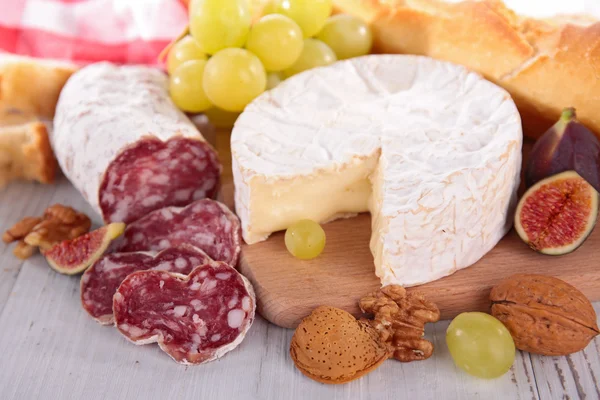 Camembert, salami en druiven — Stockfoto