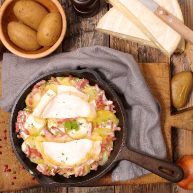 tartiflette sosis ve peynir ile