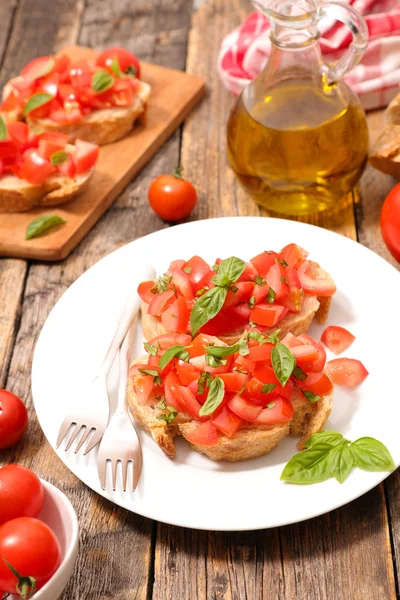 Bruschetta com mussarela e tomate — Fotografia de Stock