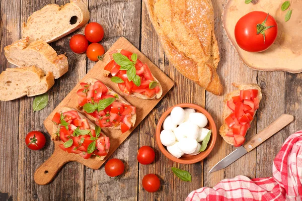 Bruschetta con mozzarella y tomates —  Fotos de Stock