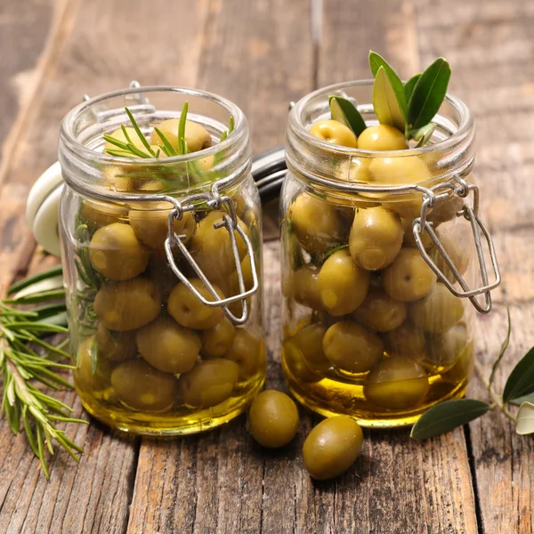 Olive verdi e foglie — Foto Stock