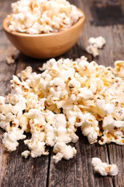 tablo üzerinde patlamış mısır yığını