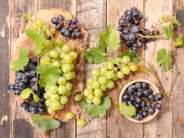 yeşil ve kırmızı üzümler