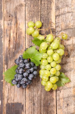 yeşil ve kırmızı üzümler