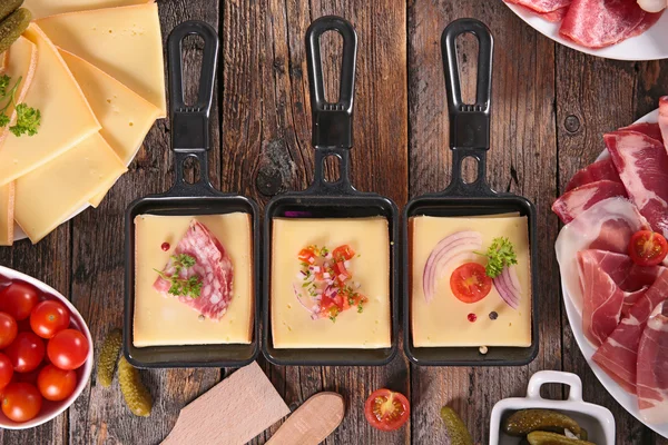 Raclette mit Käse und Zutaten — Stockfoto