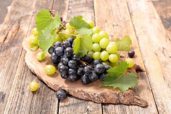 Winogrona zielone i czerwone — Zdjęcie stockowe