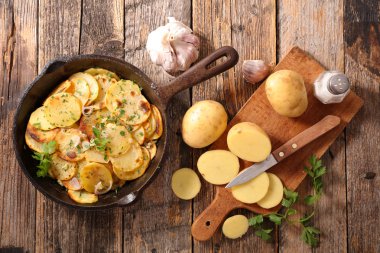 otlar ile kavrulmuş patates