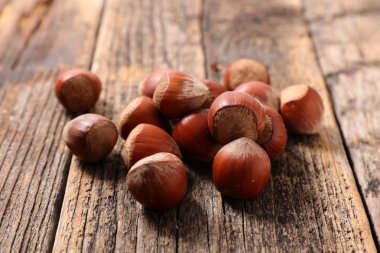kabuklarında taze fındık