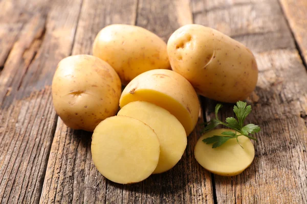 Verse rauwe aardappelen — Stockfoto