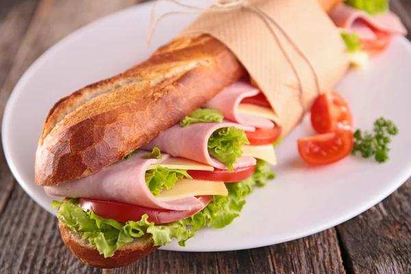 Broodje met ham en kaas — Stockfoto