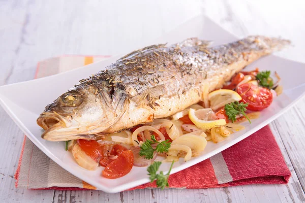 Baked fish and vegetables — Stock Photo, Image