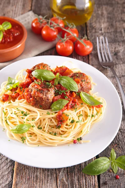 Spaghetti con polpette e salsa di pomodoro — Foto Stock