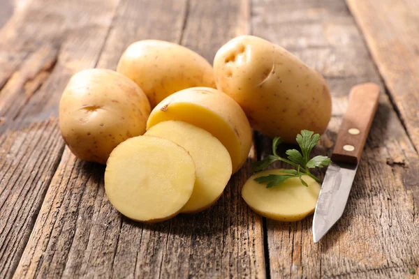 Gesneden ruwe aardappelen — Stockfoto