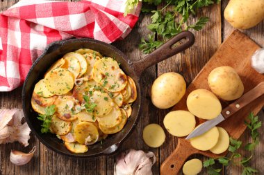 otlar ile kavrulmuş patates