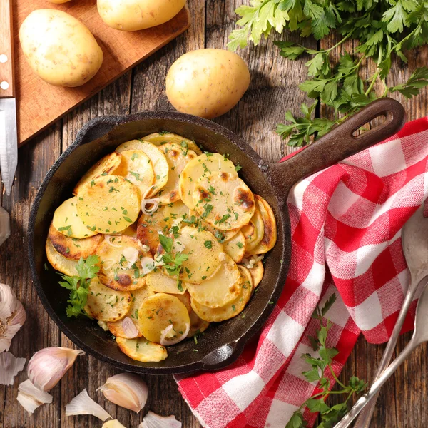 Жареный картофель с травами — стоковое фото