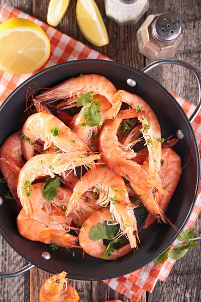 Shrimps with parsley in pan — Stock Photo, Image